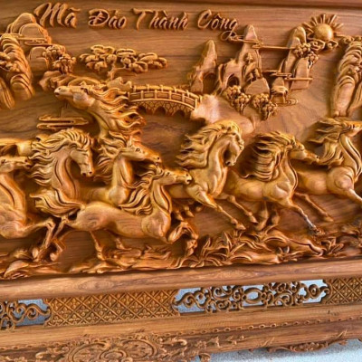 Trang gỗ điêu khắc tích mã đáo thành công bằng gỗ hương đỏ kt 67×127×4cm