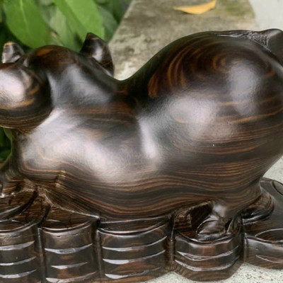 Tượng con heo ( lợn ) phong thủy cầu tài lộc bằng gỗ mun hoa kt 20cm 