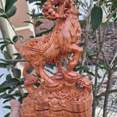 Tượng  con dê tài lộc  bằng  gỗ  hương  đá kt 20x13x6cm 