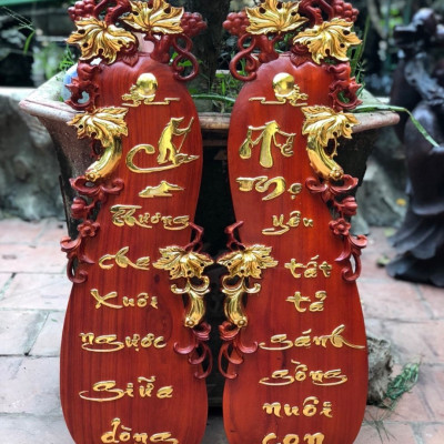 CẶP CÂU ĐỐI CHA MẸ HÌNH QUẢ BẦU GỖ HƯƠNG ĐỎ DÁT VÀNG CAO CẤP KT 25×107×4CM 