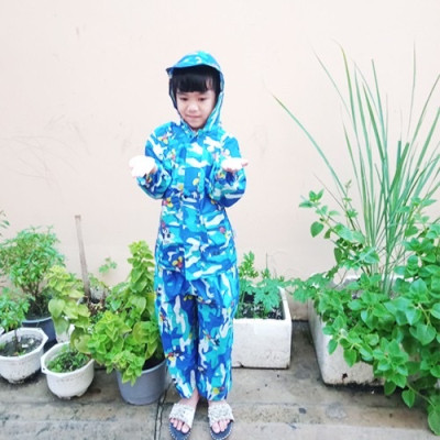 Bộ áo mưa trẻ em từ 6 - 8 tuổi họa tiết hoạt hình dễ thương  , xinh xắn  , vải dù chống thấm , có túi đựng , giao màu ngẫu nhiên