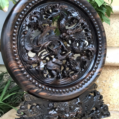 Đĩa trang trí phong thủy trạm khắc tứ linh bằng gỗ mun hoa cực đẹp kt mặt tròn 40×3,5cm +kệ chân đế cao tổng 48cm