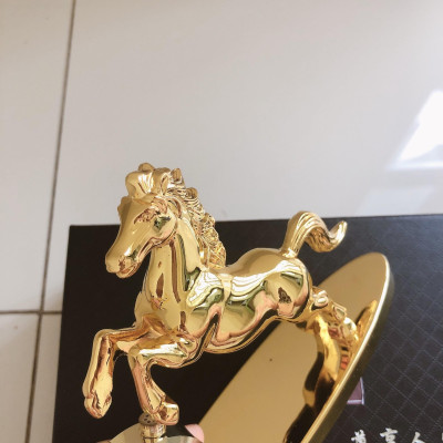 Tượng ngựa mạ vàng có vòng tròn pha lê đựng nước hoa trang trí không gian xe hơi, bàn làm việc