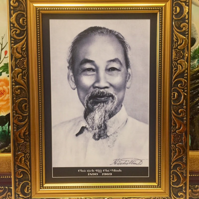 Tranh in dầu ảnh chân dung Bác Hồ đen trắng -135