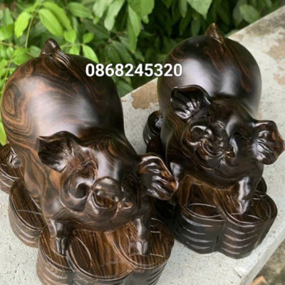 Tượng con heo ( lợn ) phong thủy cầu tài lộc bằng gỗ mun hoa kt 20cm 