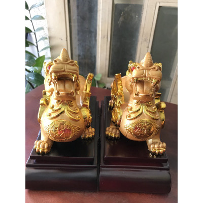 Cặp Tỳ Hưu Phong Thủy Màu Vàng Mới đê gỗ Size Dài 22cm x Cao 19cm x Sâu 10,5cm Công dụng thu tài hút lộc Anh Chị trưng phòng khách trên bàn công ty, nhà, bàn thờ thần tài hợp mệnh Kim mệnh Thổ mệnh Thủy ạ