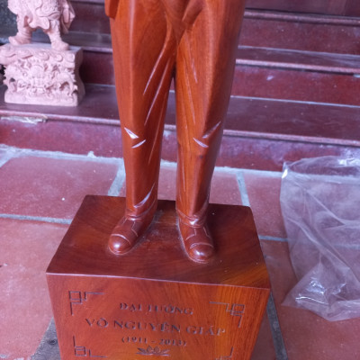 Tượng đại tướng võ nguyên giáp bằng gỗ hương đá kt 30×11×7cm