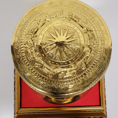 TRỐNG ĐỒNG VÀNG - ĐÔNG SƠN có chân đế bày bàn kích thước mặt trống 11cm