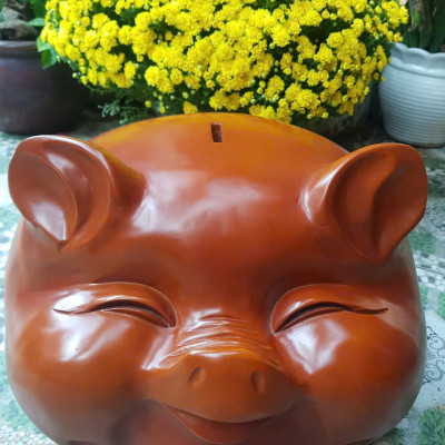 Tượng Đầu Heo Gỗ Gõ 40cm màu đỏ mặt vui vẻ tươi cười híp mắt biểu tượng sự may mắn giàu sang phú quý anh chị trưng phòng khách nhà công ty đẹp phía trên có chỗ để ống ạ sáng ra nhìn đầu heo vui tươi cả ngày năng lượng tài lộc vào ạ