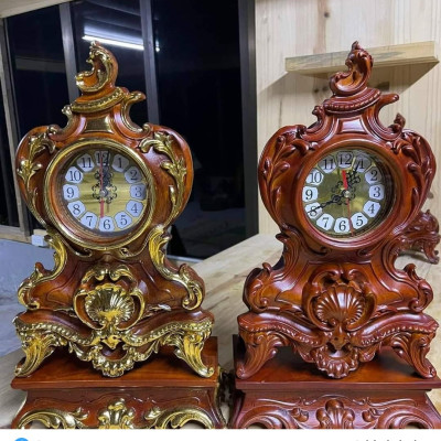 Đồng hồ phong thủy để bàn khắc hoa la tây cổ điển bằng gỗ hương dát vàng điểm cao cấp kt 46×27×13cm