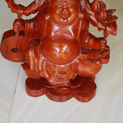 Tượng Gỗ Mỹ Nghệ Phật Di Lặc Gỗ Đứng Tượng Phật Di Lặc Gỗ Đứng Gánh Tiền  Size Cao 39cm x Ngang 39cm x Sâu 16cm  Anh chị trưng: trong nhà, công ty, cửa hàng, trên bàn thờ Thần Tài tốt, may mắn tài lộc ạ