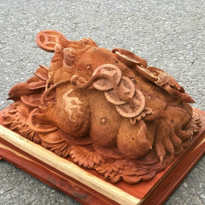 Tượng cóc thiềm thừ ngậm tiền vàng ,phong thủy hút tài lộc bằng gỗ hương ta hàng đục kỹ đẹp long lanh kt 34×20×42cm chưa tính chân kệ 