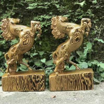 Tượng con ngựa nhất mã phi thiên phong thủy bằng gỗ mun đuôi công kt cso 20×12×4,5cm