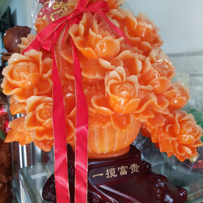 Tượng Bình Hoa Mẫu Đơn Đỏ Cam Mới To Dây Đỏ May Mắn Quá Hoành Tráng Đẹp Lắm Size Cao 55cm Ngang 48cm Sâu 31cm biểu tượng sự Hưng Thịnh , thịnh vượng, phồn vinh, Giàu Sang , Phú Quý, Giàu Sang , Phú Quý trưng phòng khách nhà công công quà tặng ý nghĩa ạ