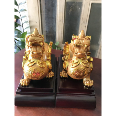 Cặp Tỳ Hưu Phong Thủy Màu Vàng Mới đê gỗ Size Dài 22cm x Cao 19cm x Sâu 10,5cm Công dụng thu tài hút lộc Anh Chị trưng phòng khách trên bàn công ty, nhà, bàn thờ thần tài hợp mệnh Kim mệnh Thổ mệnh Thủy ạ