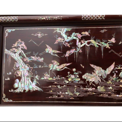 Tranh tùng hạc gỗ gụ khảm ốc đỏ xà cừ  kết hợp với vỏ bào ngư xanh đỏ tự nhiên đẹp long lanh kt 60×120×4cm 