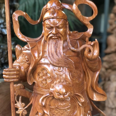 Tượng quan công trấn ải cầm đao đứng trên đầu hổ phù kt cao 80×30×20cm