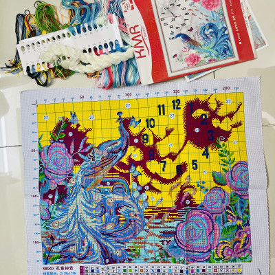 Tranh thêu kín đồng hồ chim công Km040, kích thước 65 x 50 cm
