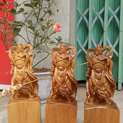 Tượng quan công cầm đao trấn ải bằng gỗ bách xanh thơm nức kt cao 30×10×9cm 
