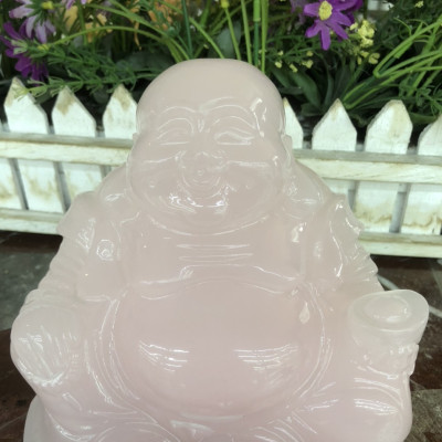 Tượng Phật Di lặc ngồi cầm thỏi vàng ngân lượng kim nguyên bảo đá thạch anh hồng - Dài 15 cm