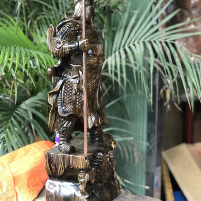 Tượng quan công trấn ải đứng trên đầu hổ phù bằng gỗ mun hoa kt 60×23×14cm