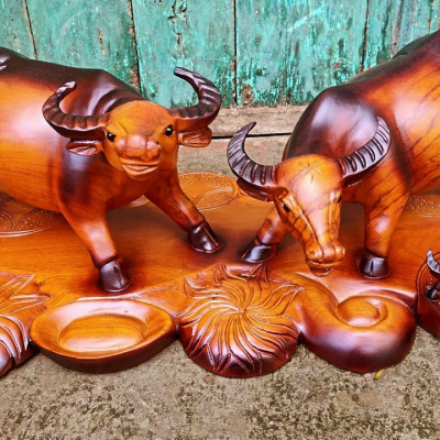 Tượng gia đình trâu tranh trí phong thủy e được làm bằng chất liệu gỗ hương đá tô làm mầu giả cổ kt 60×32×23cm