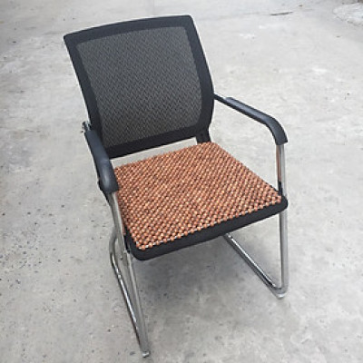 Đệm lót ghế văn phòng bằng hạt gỗ thoáng mát