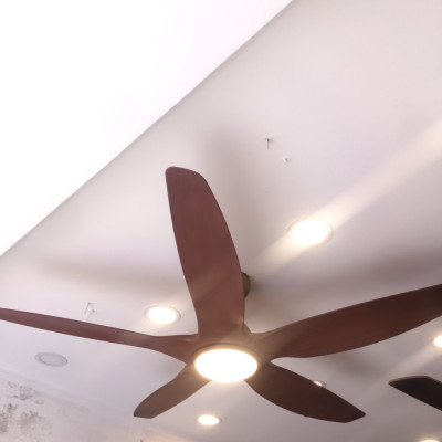 Quạt trần có đèn trang trí, màu gỗ sang trọng, động cơ ĐC tiết kiệm điện, có điều khiển từ xa và hẹn giờ