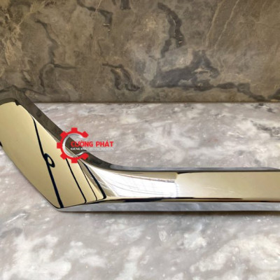 Nẹp mạ cản trước dưới Mitsubishi Pajero Sport 2018-2024 6407A153, 6407A154