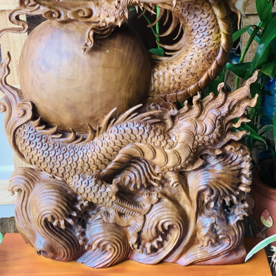 Tượng con rồng ,nhất long vờn ngọc trang trí phong thủy , bằng gỗ gù nu hương hàng siêu đẹp đục kỹ kt cao 120 _(105)×50×15cm