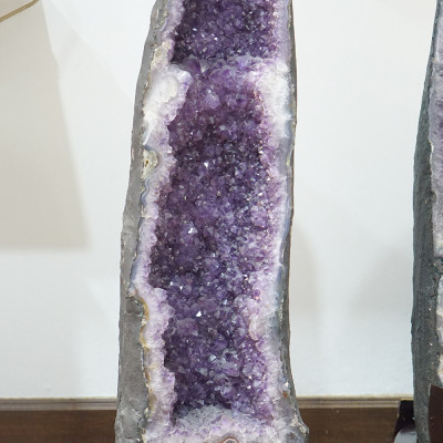 Hang Đá Thạch Anh Tím Amethyst Phong Thủy Đế Gỗ Tự Nhiên 74x18x20cm