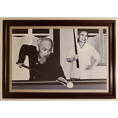 Ảnh gốc đen trắng in dầu -Bác Hồ chơi Bi-a 