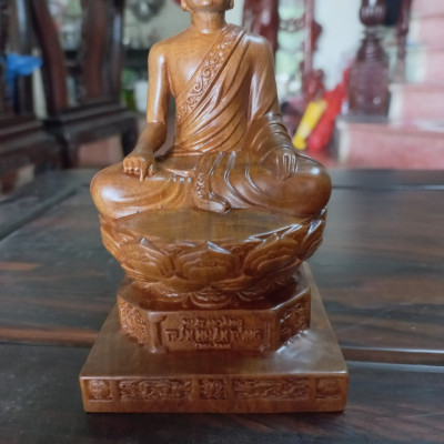 Tượng phật hoàng trần nhân tông bằng gỗ bách xanh thơm nức kt cao 15×8.5cm