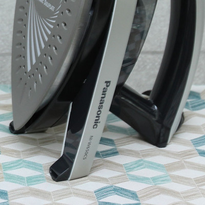 Bàn ủi hơi nước Panasonic NI-W650CSLRA (2200W) - Hàng chính hãng