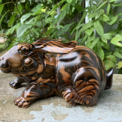 Tượng con thỏ phong thủy bằng gỗ mun hoa kt 23×12×12,5cm