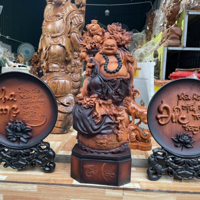 Combo tượng phật di lặc ngũ phúc kt cao 60×24×14cm+ hai đĩa chữ cha mẹ +chữ đức  mặt tròn 40×4cm bằng gỗ hương đá tô mầu giả cổ 