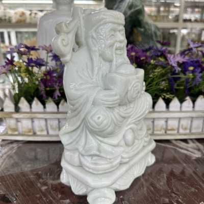 Tượng ông Thần Tài kim tiền, thần phát cầm thỏi vàng kim nguyên bảo phong thủy mang lại may mắn tài lộc đá cẩm thạch trắng xanh đặt bàn thờ thần tài - Cao 25 cm