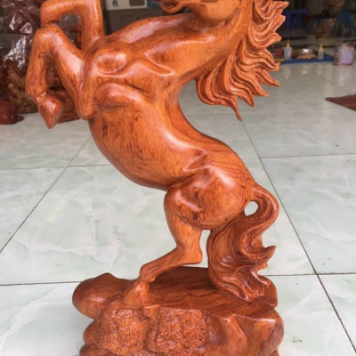 Tượng con ngựa phong thủy bằng gỗ hương kt cao 30×17×8cm