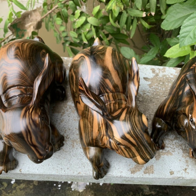 Tượng con thỏ phong thủy bằng gỗ mun hoa kt 23×12×12,5cm