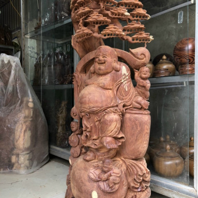 TƯỢNG PHẬT DI LẶC ĐỨNG DƯỚI GỐC CÂY TÙNG BẰNG GỖ TRẮC KT CAO 110×46×35CM