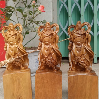Tượng quan công cầm đao trấn ải bằng gỗ bách xanh thơm nức kt cao 30×10×9cm 