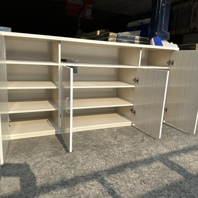 Kệ tivi nhựa Juno Sofa màu gỗ sồi kết hợp làm tủ giày thông minh ngang 1m6 x cao 80 cm x sâu 45 cm.