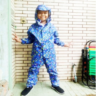 Bộ áo mưa trẻ em từ 6 - 8 tuổi họa tiết hoạt hình dễ thương  , xinh xắn  , vải dù chống thấm , có túi đựng , giao màu ngẫu nhiên