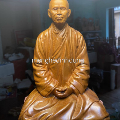 TƯỢNG THIỄN SU THÍCH NHAT HẠNH BẰNG GỖ BÁCH XANH THƠM NỨC KT CAO 20×11.5CM
