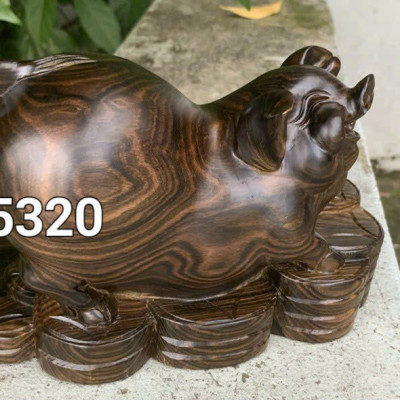 Tượng con heo ( lợn ) phong thủy cầu tài lộc bằng gỗ mun hoa kt 20cm 