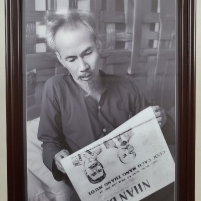 Ảnh gốc in dầu bác Hồ ngồi đọc báo