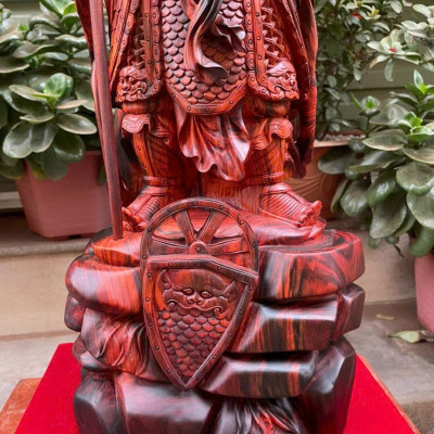 Tượng quan công trấn ải bằng gỗ trắc đỏ đen đẹp long lanh kt cao 64cm 