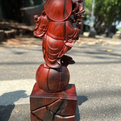 Tượng phật di lặc gánh cành đào bằng  gỗ trắc đỏ đen ,đẹp long lanh kt cao 20×8×6cm