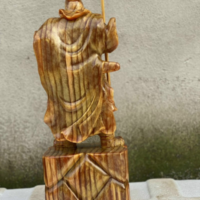 Tượng quan công đứng trên đầu hổ phù bằng gỗ huyết long kt cao 40 