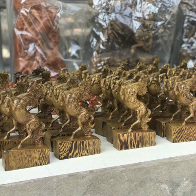 Tượng con ngựa nhất mã phi thiên phong thủy bằng gỗ mun đuôi công kt cso 20×12×4,5cm